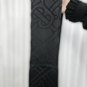 روسری ژاکارد مشکی طرح‌دار قواره ۱۴۰ | نخ ابریشم | دور دست‌دوز و ایستایی عالی