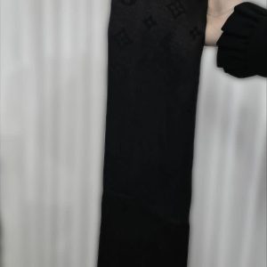 روسری ژاکارد مشکی قواره ۱۴۰ | نخ ابریشم | دور دست‌دوز و ایستایی عالی